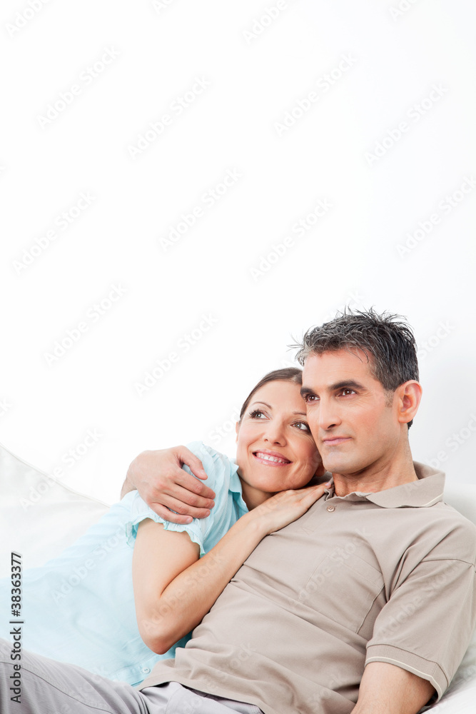 Glückliche Frau schmiegt sich an ihren Mann