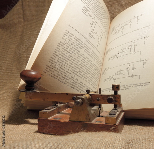 Радио-ключ и учебник