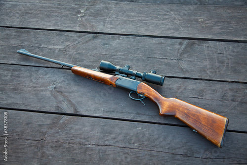Carta da parati Sniper rifle with optical sight on wooden table.