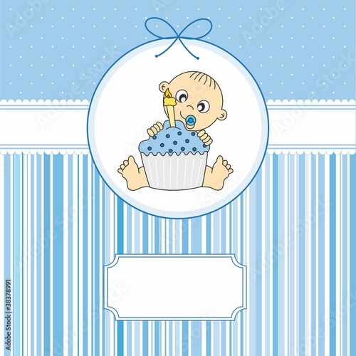Tarjeta bebe con una pastel de cumpleaños