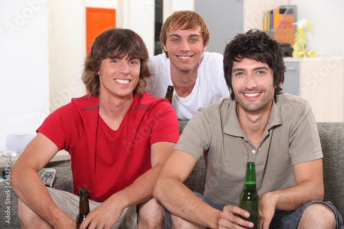 Fotografie Flatmates enjoying a beer together