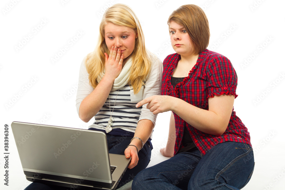 Freundinnen erschreckt am Laptop