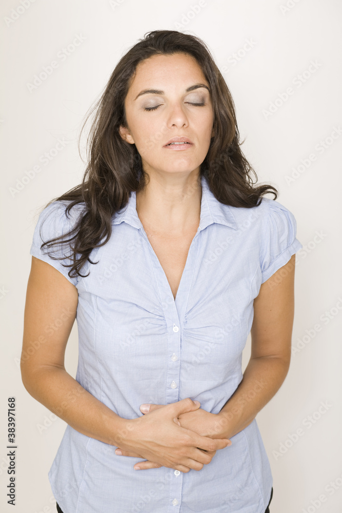 Schöne Frau mit Bauchschmerzen