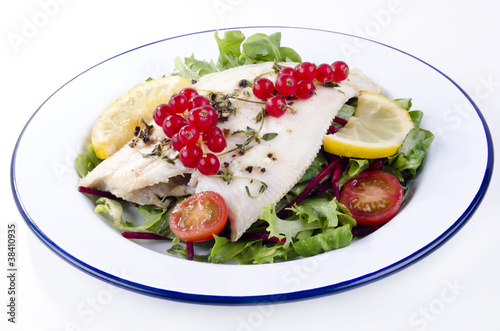 Fototapet fresh fried plaice with fresh salad and tomatoes