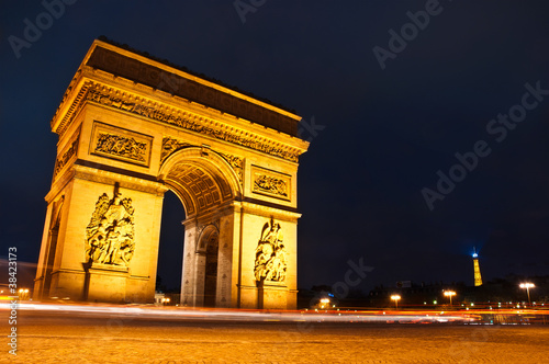 arc de triomphe de nuit à Paris © pixarno