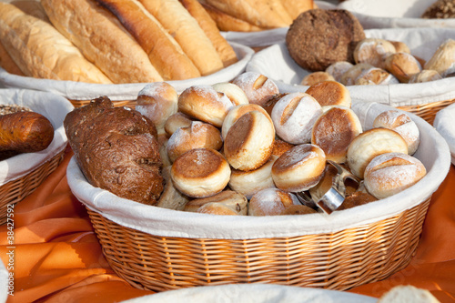 Brotkorb mit Brot und Brötchen