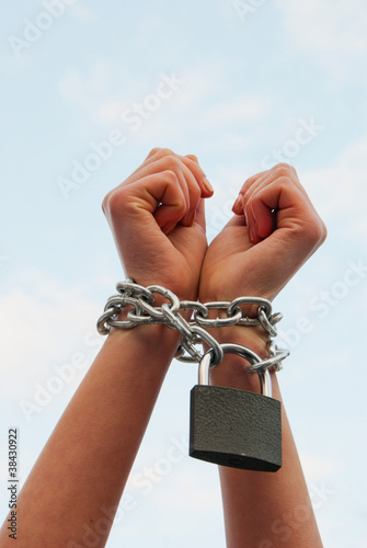 Obraz na płótnie Hands tied up with chains w salonie