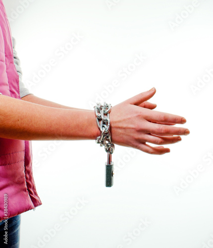 Obraz na płótnie Hands tied up with chains w salonie