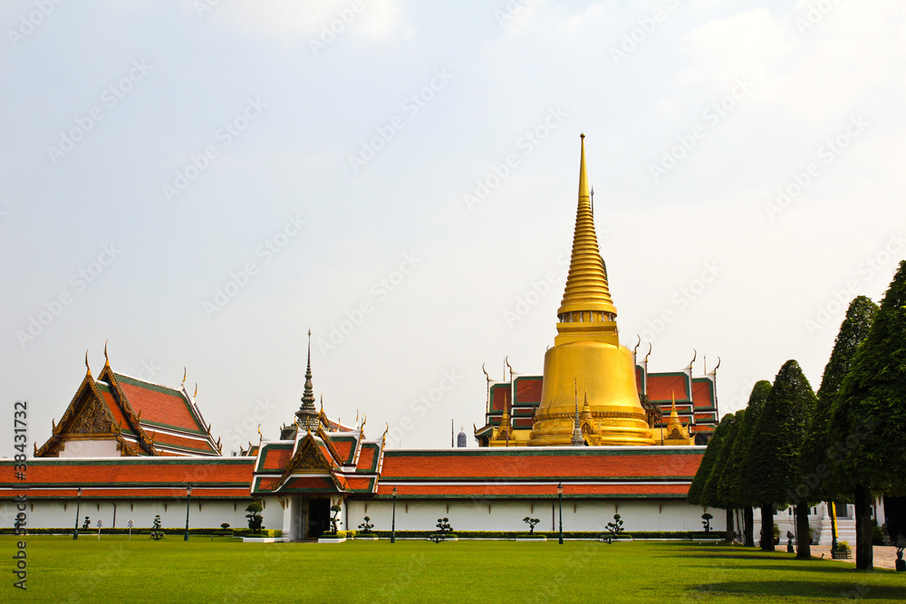 Fototapeta premium Wat Phra Kaew, Temple of the Emerald Buddha, Bangkok, Thailand.