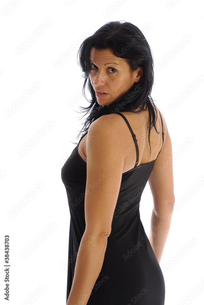 femme brune en robe noire 3
