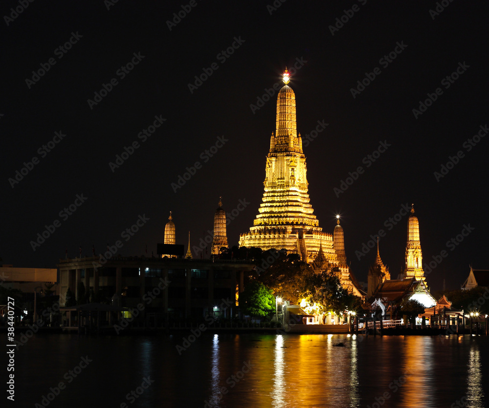 Wat Arun at night