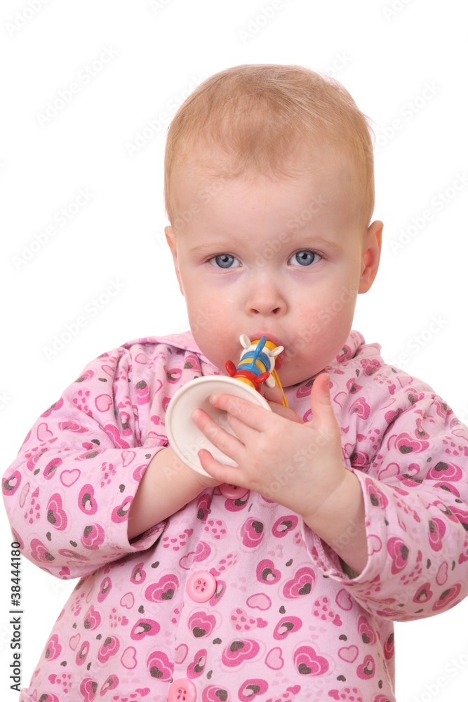 Kleines Mädchen spielt mit einer Spielzeugtrompete Kleines Mädchen spielt mit einer Spielzeugtrompete