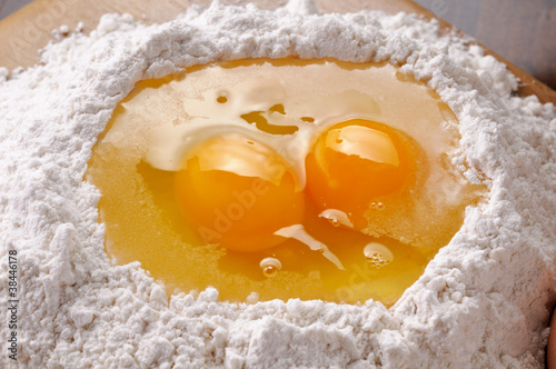 Uova e farina per pasta all'uovo italiana