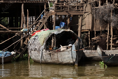 Pirogue d'habitation dans le village flottant de Kompong Pluk photo