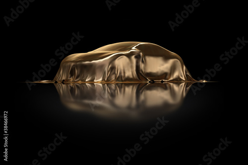 Neuwagen Präsentation unter goldenem Stoff