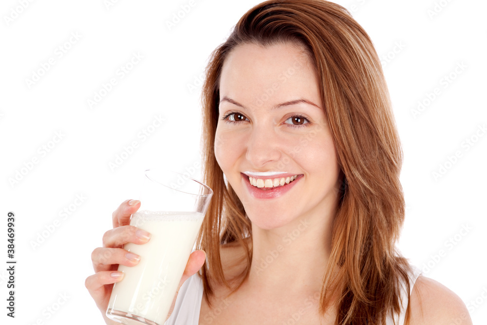 Lächelnde junge Frau trink ein Glas Milch Lächelnde junge Frau trink ein Glas Milch