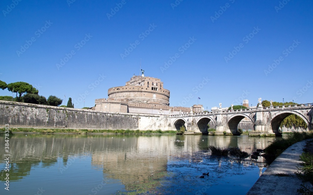 château et pont St Ange, berges du Tibre (Rome Italie)