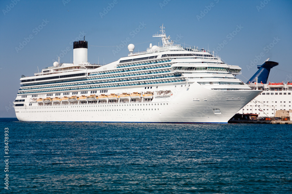 Passenger cruise ship