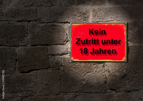 Schild im Rotlicht - Kein Zutritt unter 18 Jahren