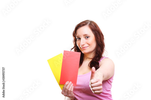 junge frau zeigt eine gelbe und rote karte