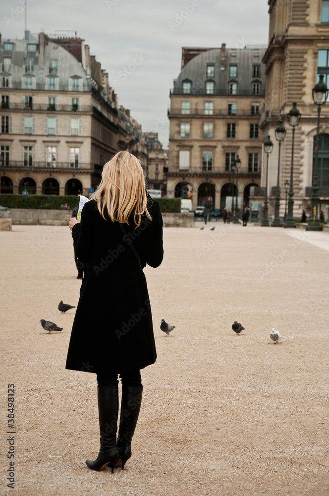 jeune femme lisant un plan jardin des tuileries à Paris