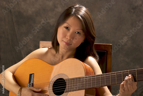 jeune femme jouant de la guitare