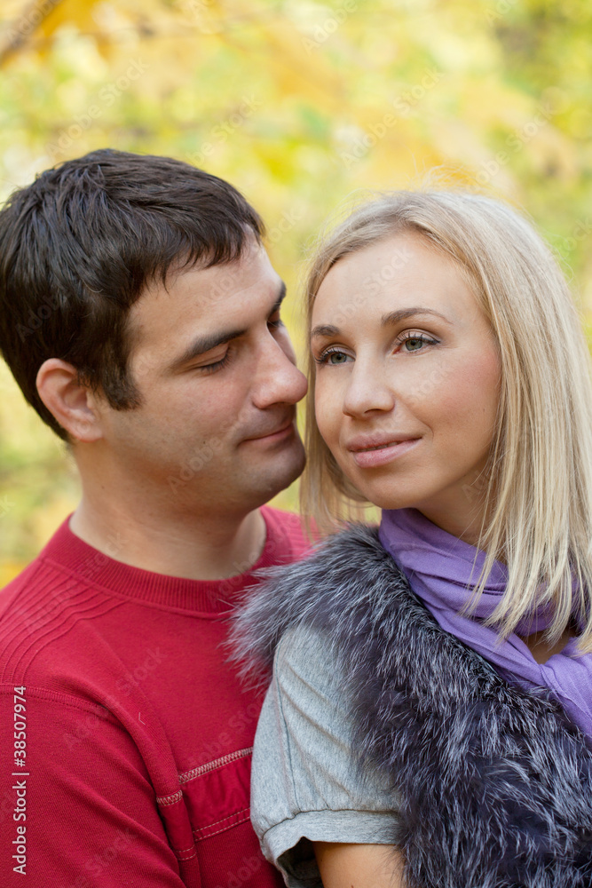 Fototapeta premium Happy pair walks in autumn park