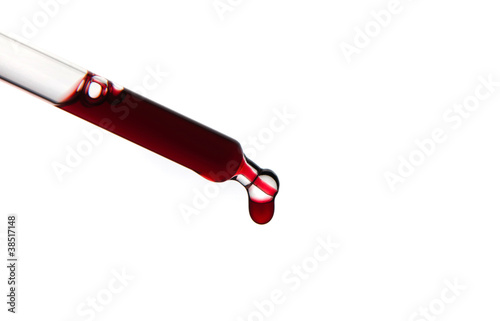 Pipette mit roter Flüssigkeit