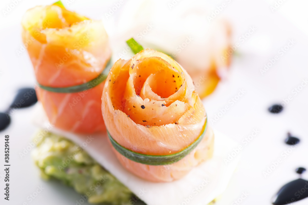 Tapas mit Lachs und Avocadocreme Tapas mit Lachs und Avocadocreme