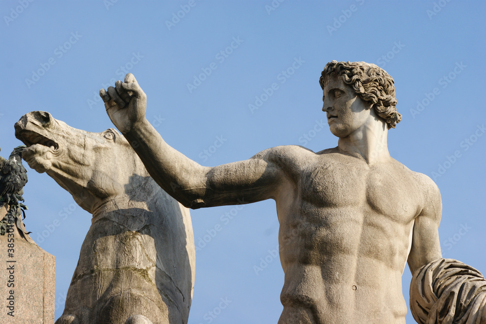 statue d'un homme nu et d'un cheval - Rome