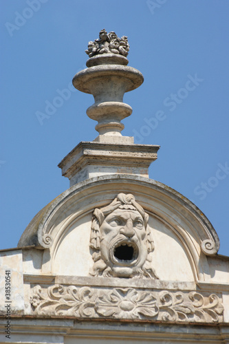 sculpture sur le Pigeonnier de la Villa Borghese à Rome