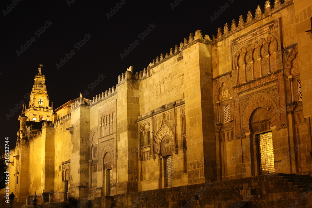 Puertas y campanario de la mezquita de Córdoba