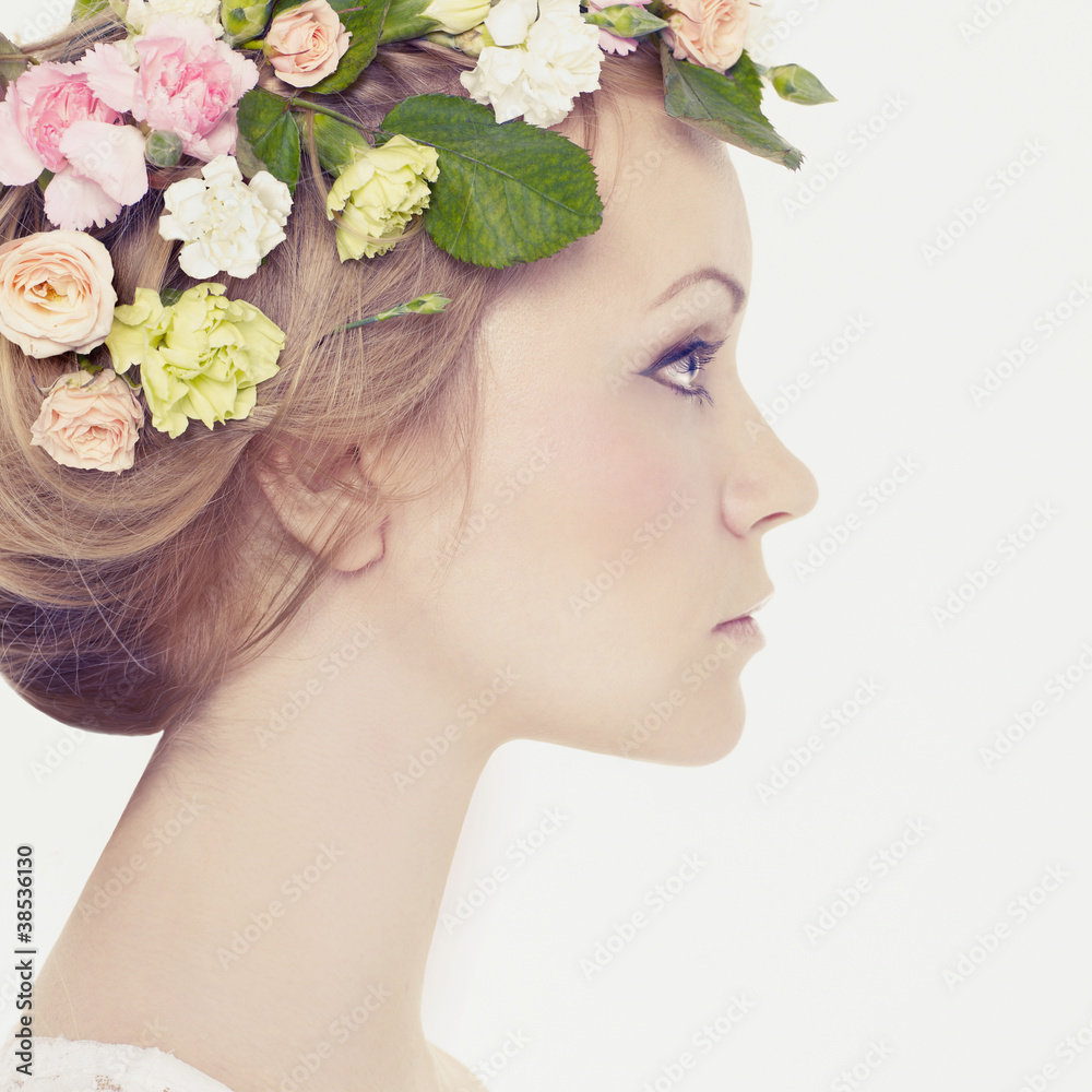 Obraz premium Beautiful young girl with flowers