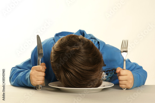 Foto kleiner Junge mag sein Essen nicht