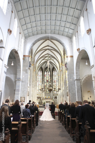 brautpaar am traualtar in der kirche