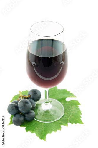 verre de vin rouge sur fond blanc