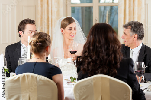 Hochzeitsgesellschaft beim Hochzeitsmahl