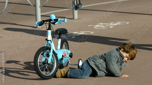Chute de vélo enfant photo