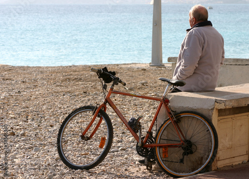 Sénior en bord de mer, retraite active, vélo photo