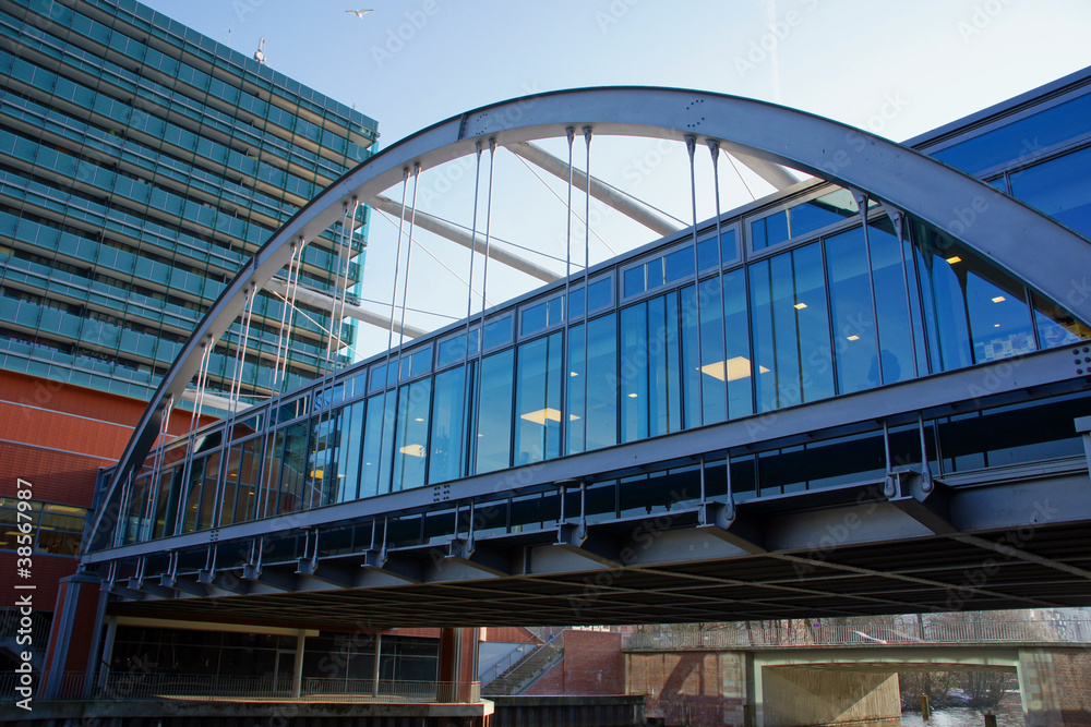 der Übergang in Glas