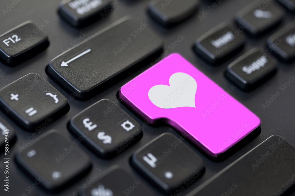 Touche coeur rose sur un clavier d'ordinateur Photos | Adobe Stock