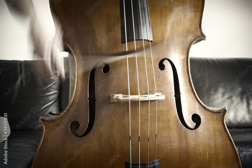 Contrabbassista che suona, movimento della musica Contrabbassista che suona, movimento della musica