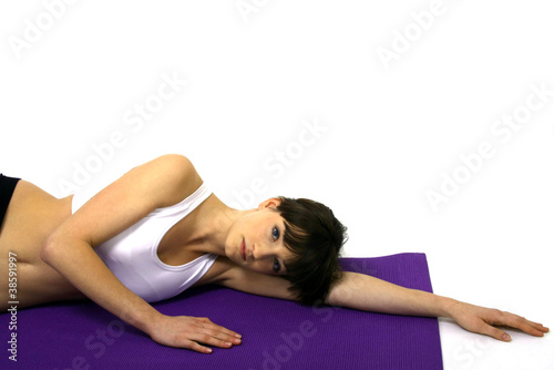 junge frau liegt entspannt auf einer yogamatte