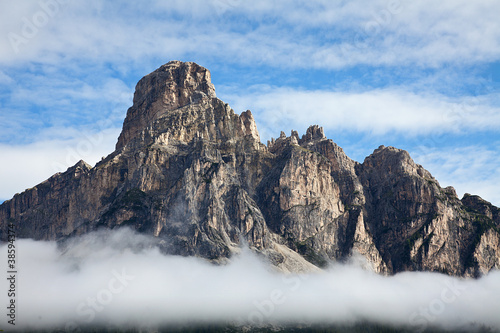 Berge in den Alpen mit Wolken