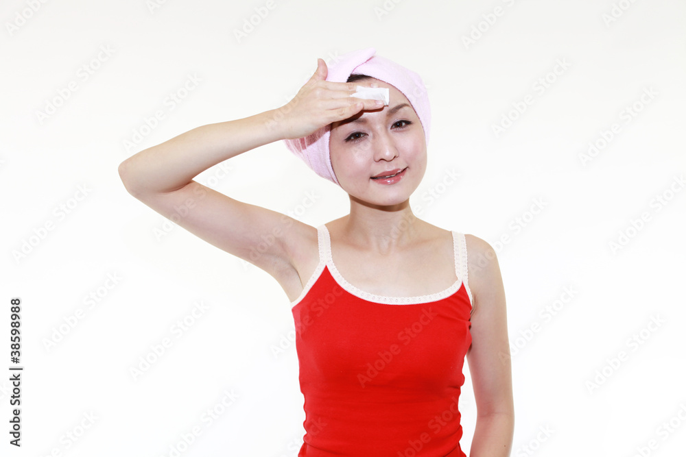 肌のお手入れをする女性
