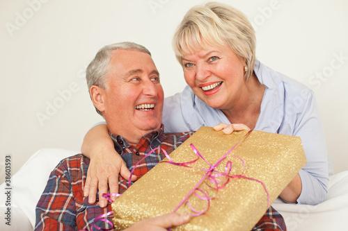 Seniorin mit einem geschenk photo