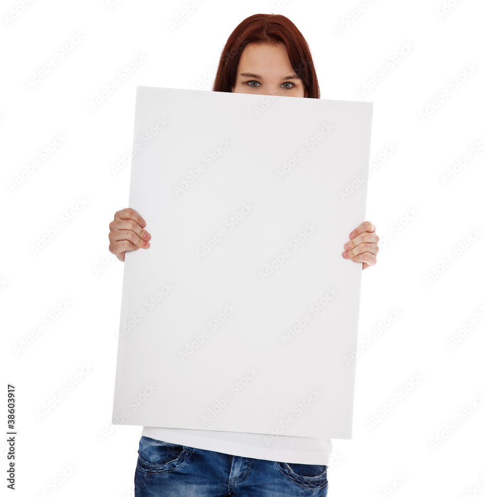 Mädchen hält weißes Schild vor ihrem Körper Mädchen hält weißes Schild vor ihrem Körper