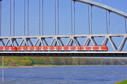 Nahverkehrszug auf einer Eisenbahnbrücke