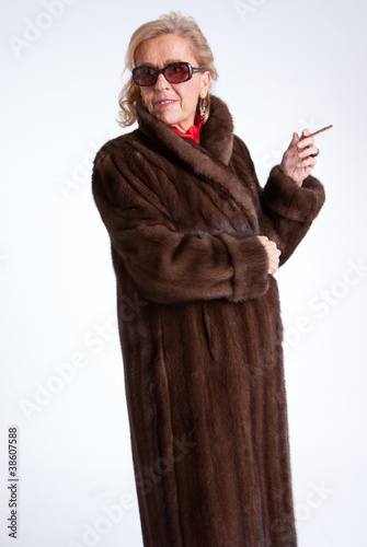 Foto Senior lady  smoking with mink coat a