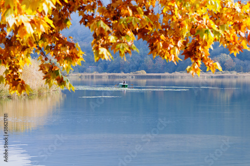 Tableau sur toile Lake and man on boat